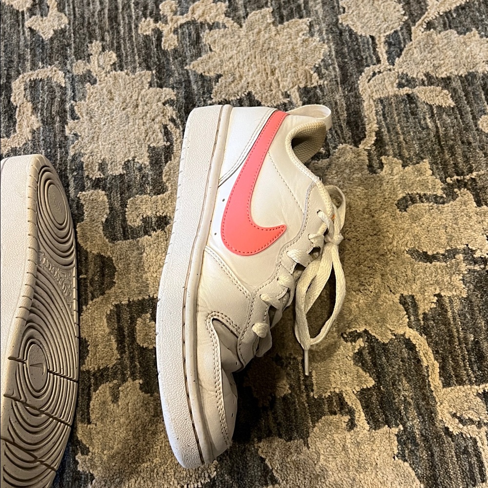 Nike Kids Sneakers in White and Pink - Picture 4 of 5